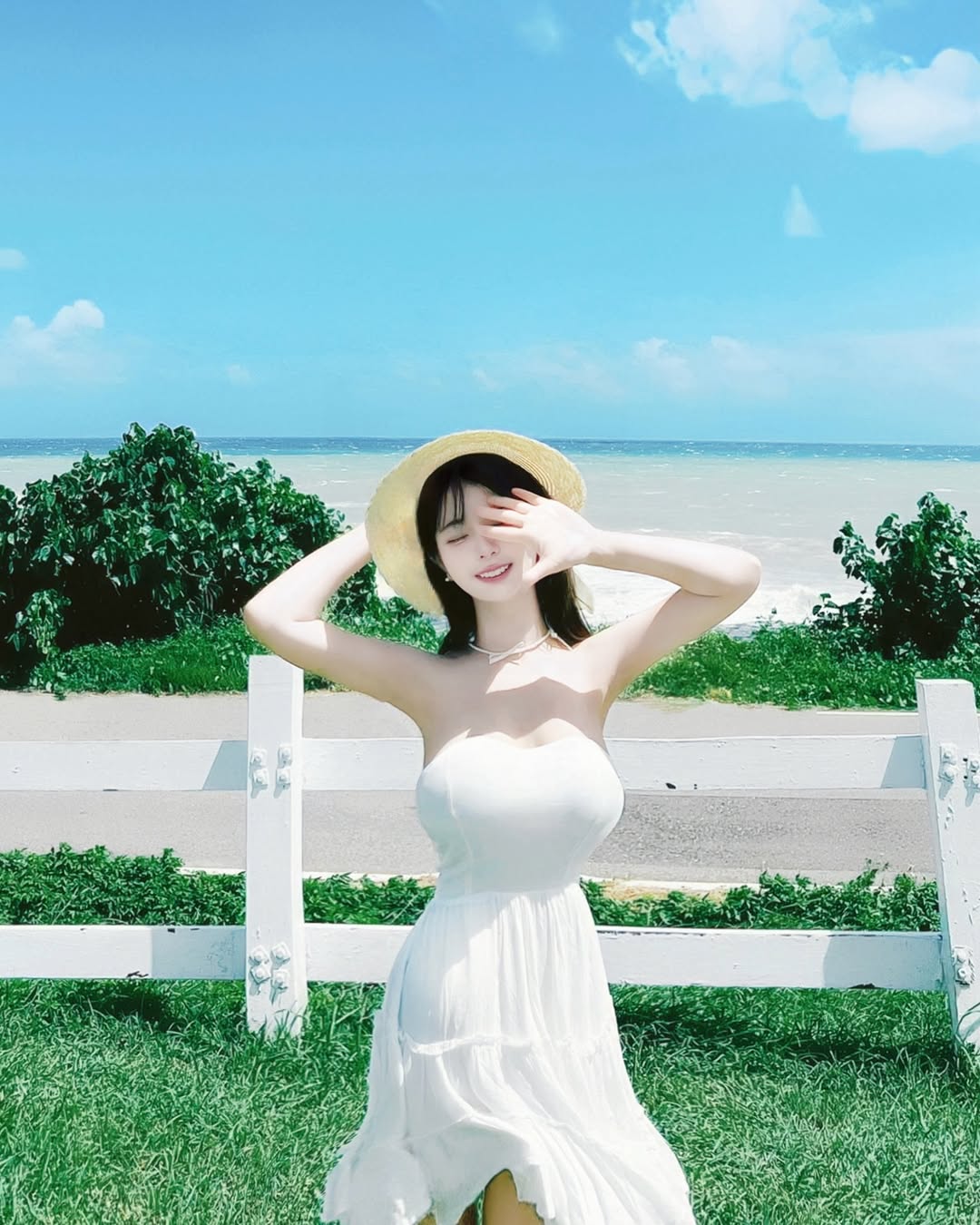 【正妹】小花姐接白色连衣裙美照，温暖的眼神和自然的姿态！