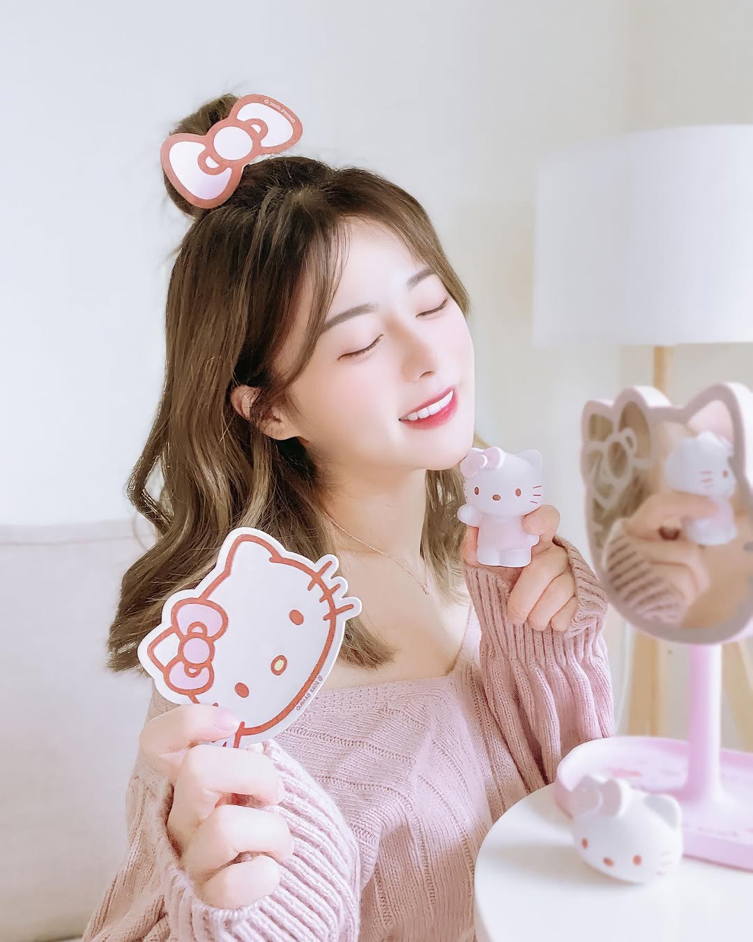 【正妹】小花姐接粉色毛衣可爱美照，风靡万千少女的Hello Kitty！