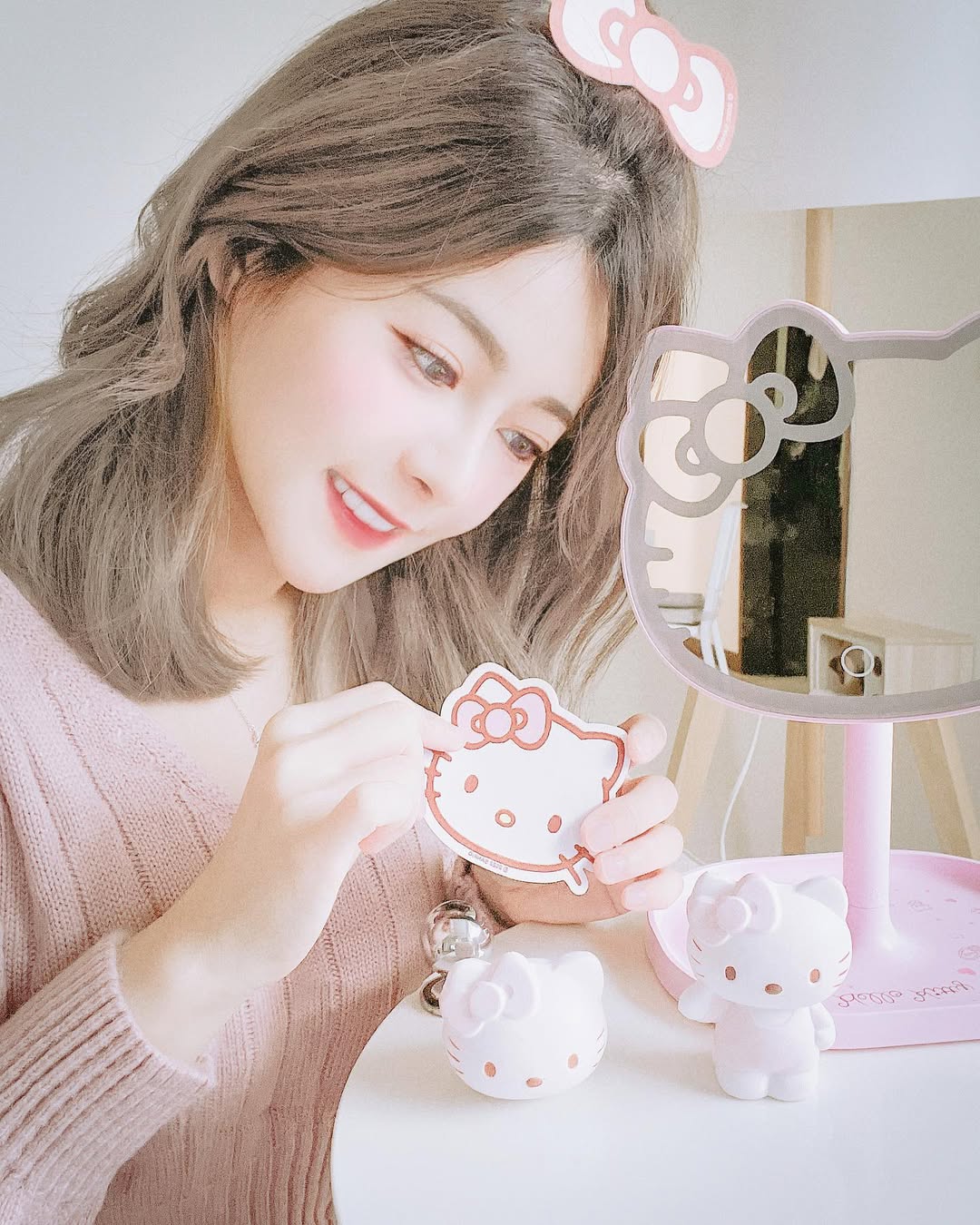 【正妹】小花姐接粉色毛衣可爱美照，风靡万千少女的Hello Kitty！