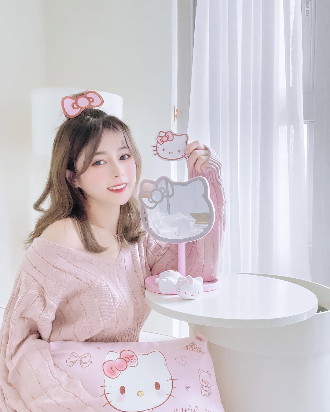 【正妹】小花姐接粉色毛衣可爱美照，风靡万千少女的Hello Kitty！