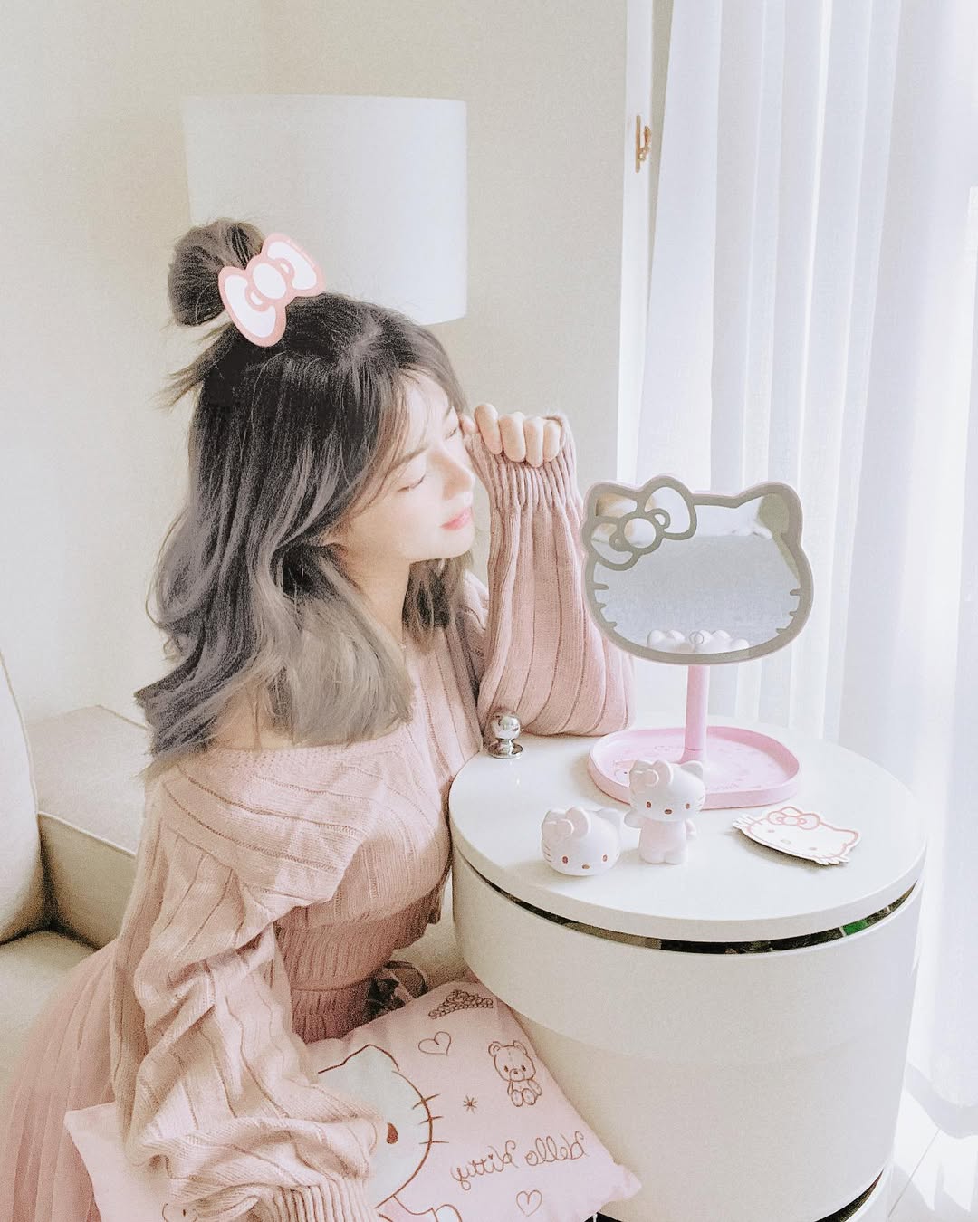 【正妹】小花姐接粉色毛衣可爱美照，风靡万千少女的Hello Kitty！