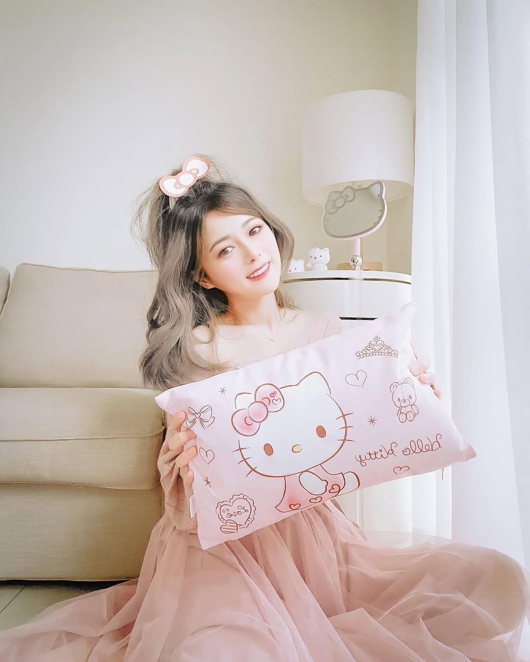 【正妹】小花姐接粉色毛衣可爱美照，风靡万千少女的Hello Kitty！