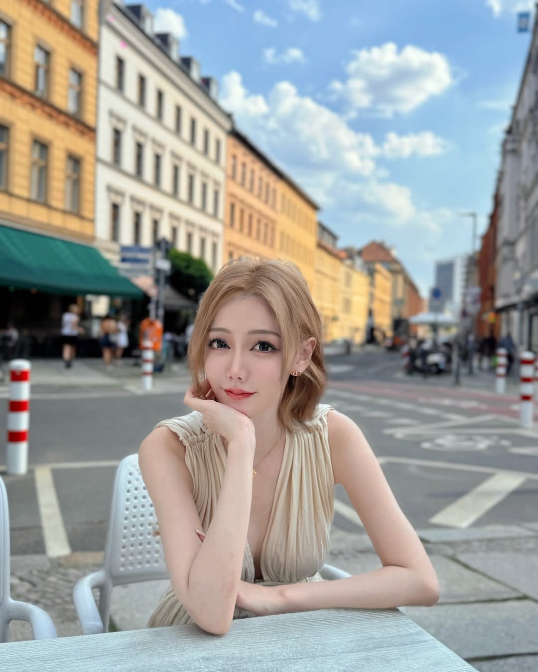 【正妹】酸酸Enny 礼服街拍，无论你喜欢复古街头还是浪漫！