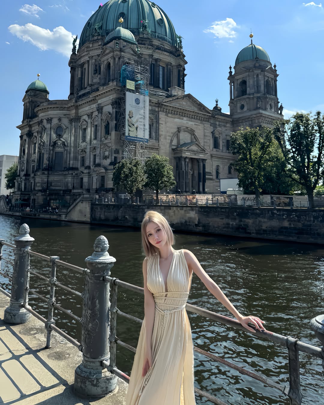 【正妹】酸酸Enny 礼服街拍，无论你喜欢复古街头还是浪漫！