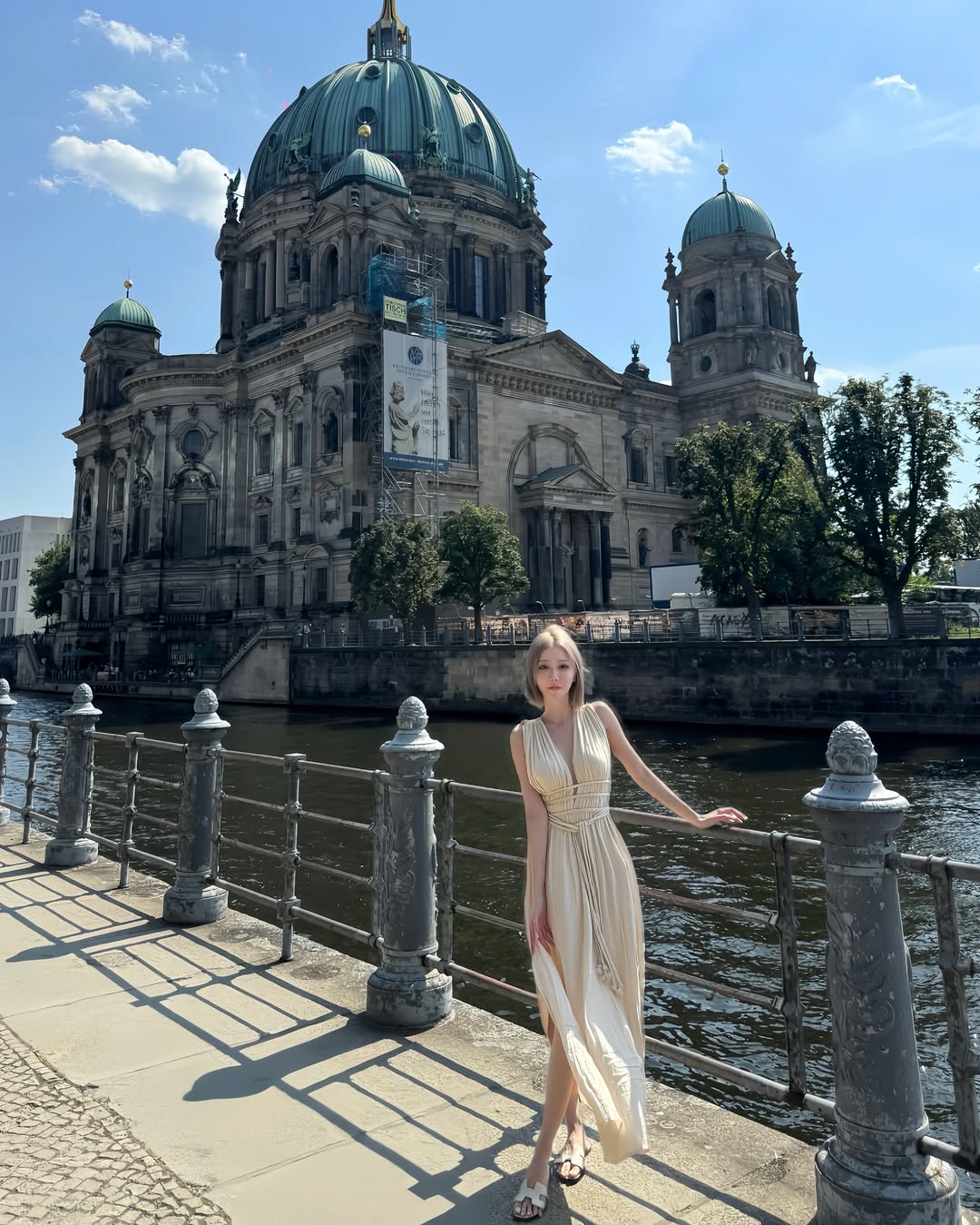 【正妹】酸酸Enny 礼服街拍，无论你喜欢复古街头还是浪漫！