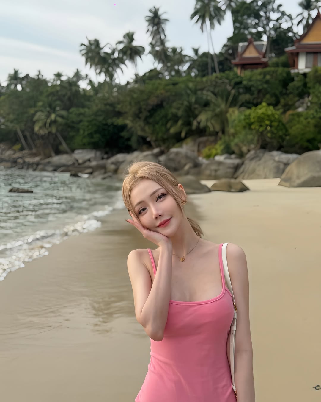 【正妹】酸酸Enny 吊带连衣裙海边沙滩，她鼓励粉丝勇于尝试不同风格！