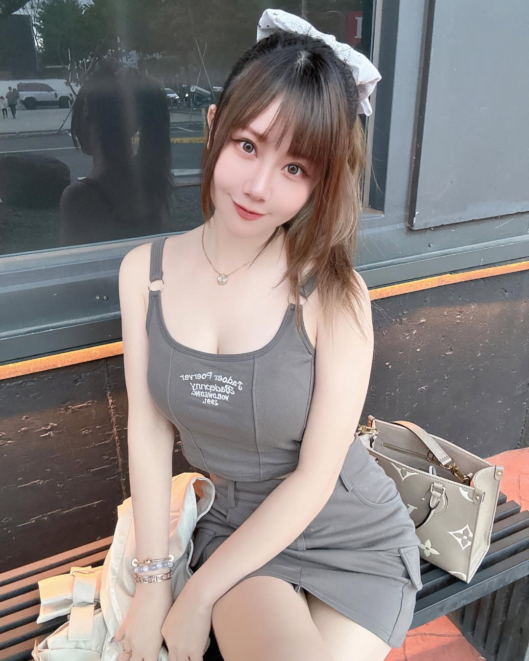 【正妹】小林儿白丝街拍超可爱，视觉与魅力并存的瞬间！