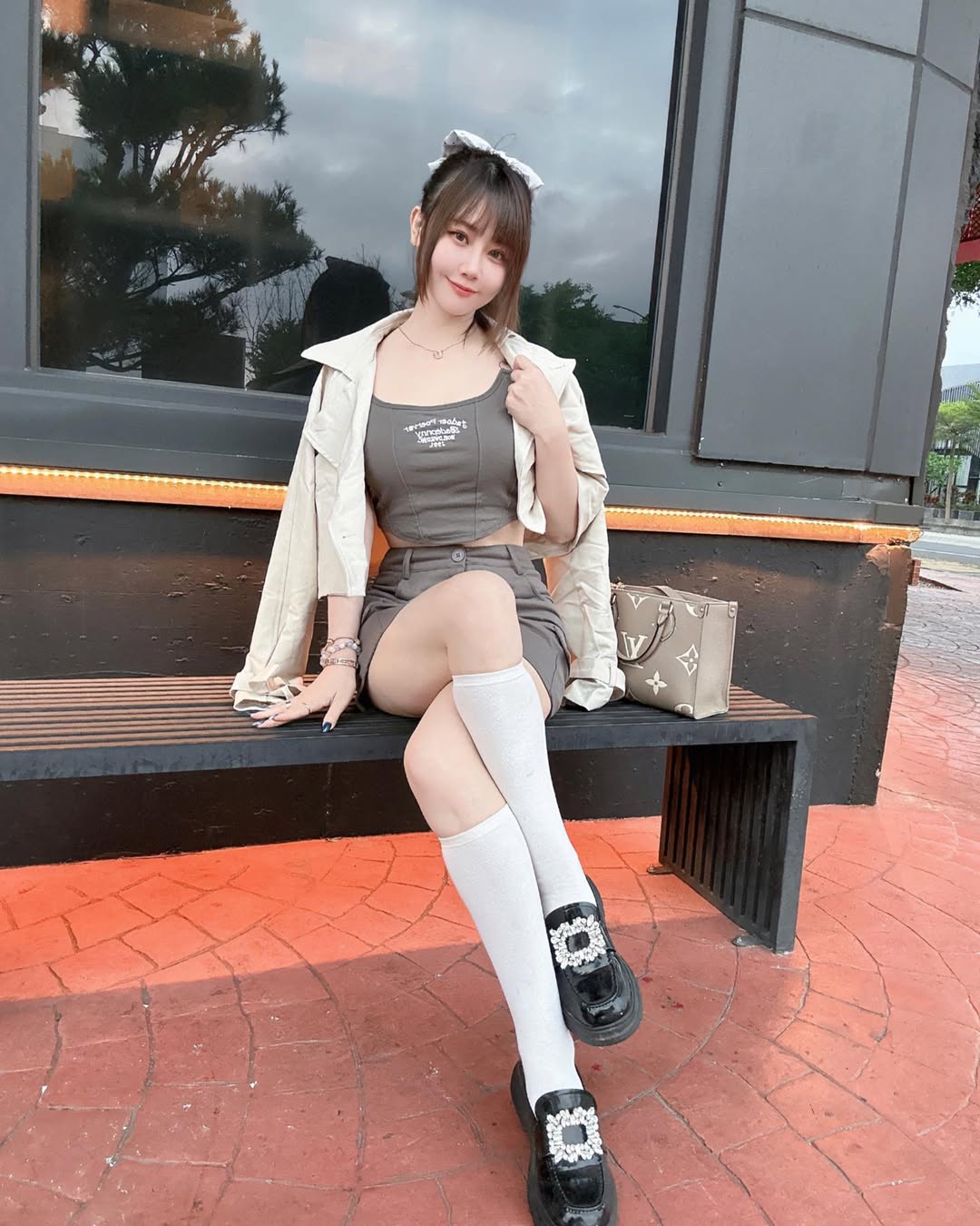 【正妹】小林儿白丝街拍超可爱，视觉与魅力并存的瞬间！