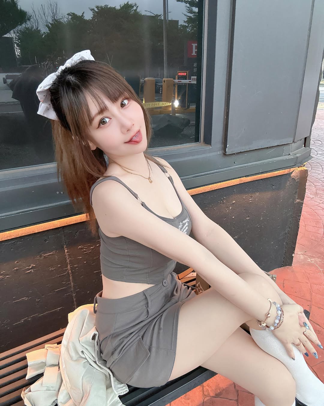 【正妹】小林儿白丝街拍超可爱，视觉与魅力并存的瞬间！