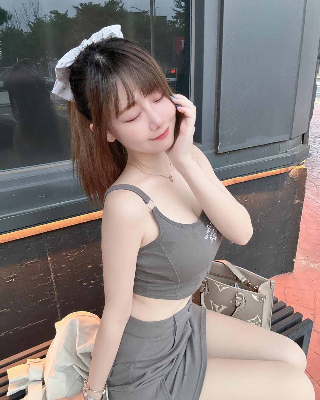 【正妹】小林儿白丝街拍超可爱，视觉与魅力并存的瞬间！