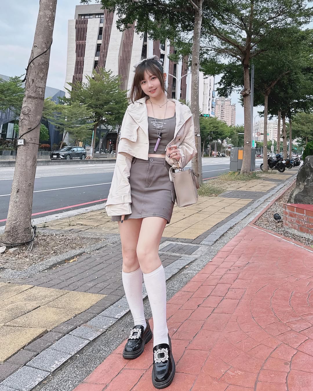 【正妹】小林儿白丝街拍超可爱，视觉与魅力并存的瞬间！
