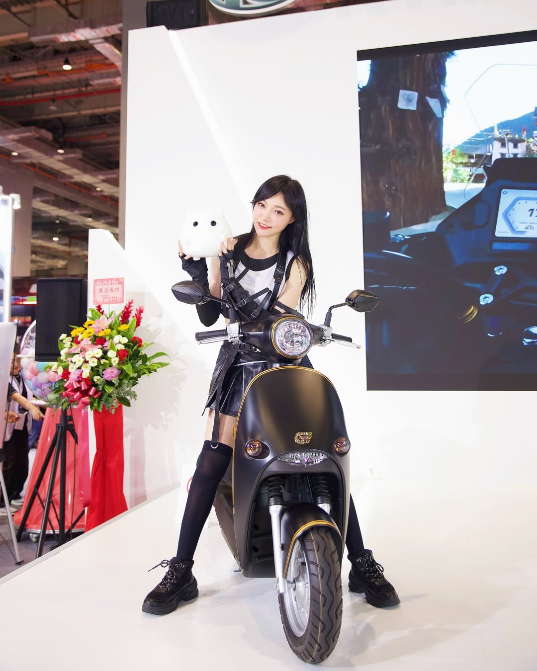 【正妹】苏小立机车展场上的光与线，美丽与力量的完美融合