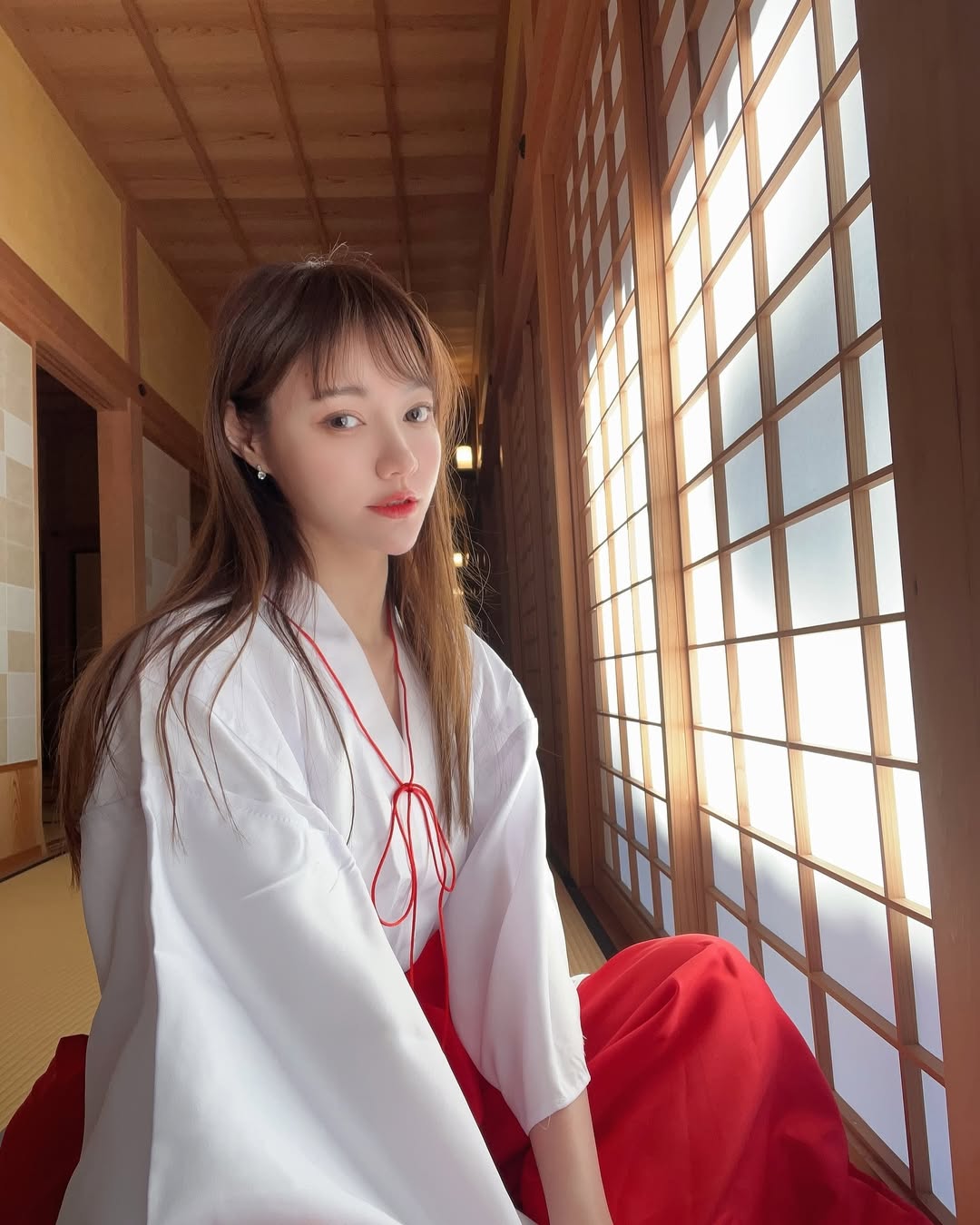 【正妹】苏小立巫女服写真，清纯与魅力的完美交织！