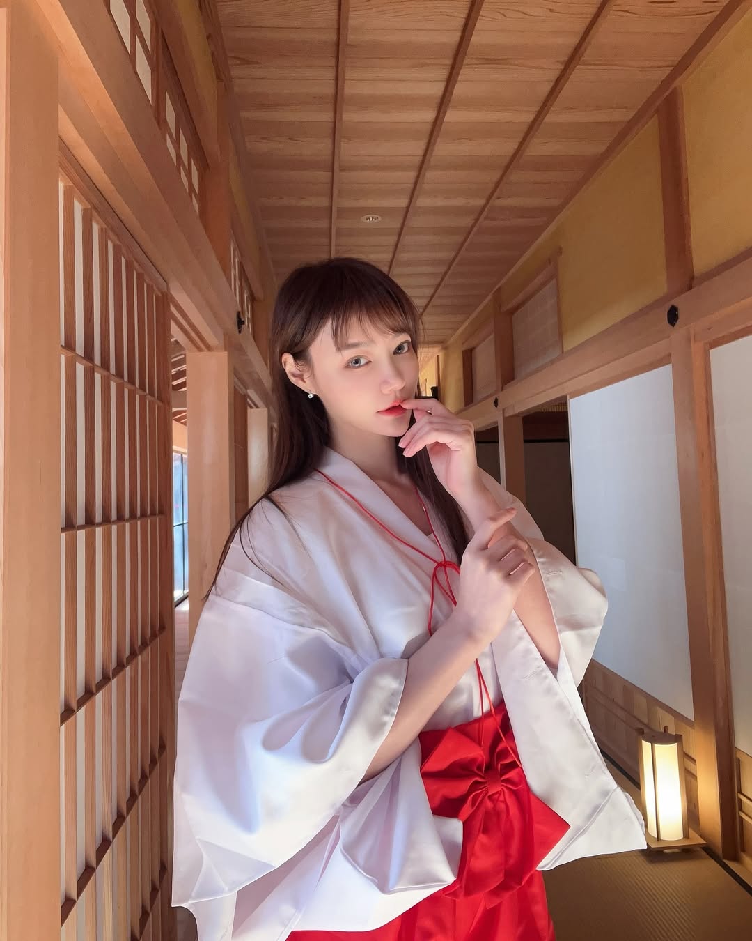 【正妹】苏小立巫女服写真，清纯与魅力的完美交织！