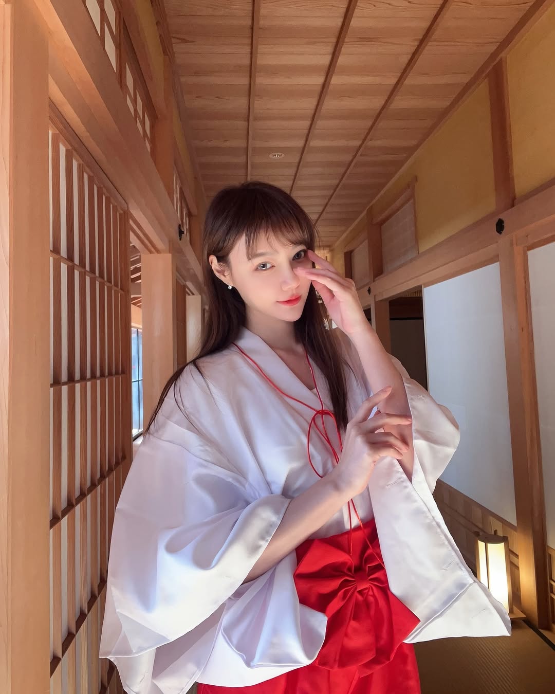 【正妹】苏小立巫女服写真，清纯与魅力的完美交织！