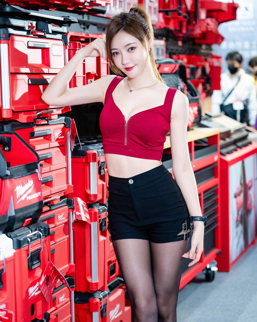 【正妹】苏小立工业工具展柜黑丝模特，面容与服饰完美凸显！