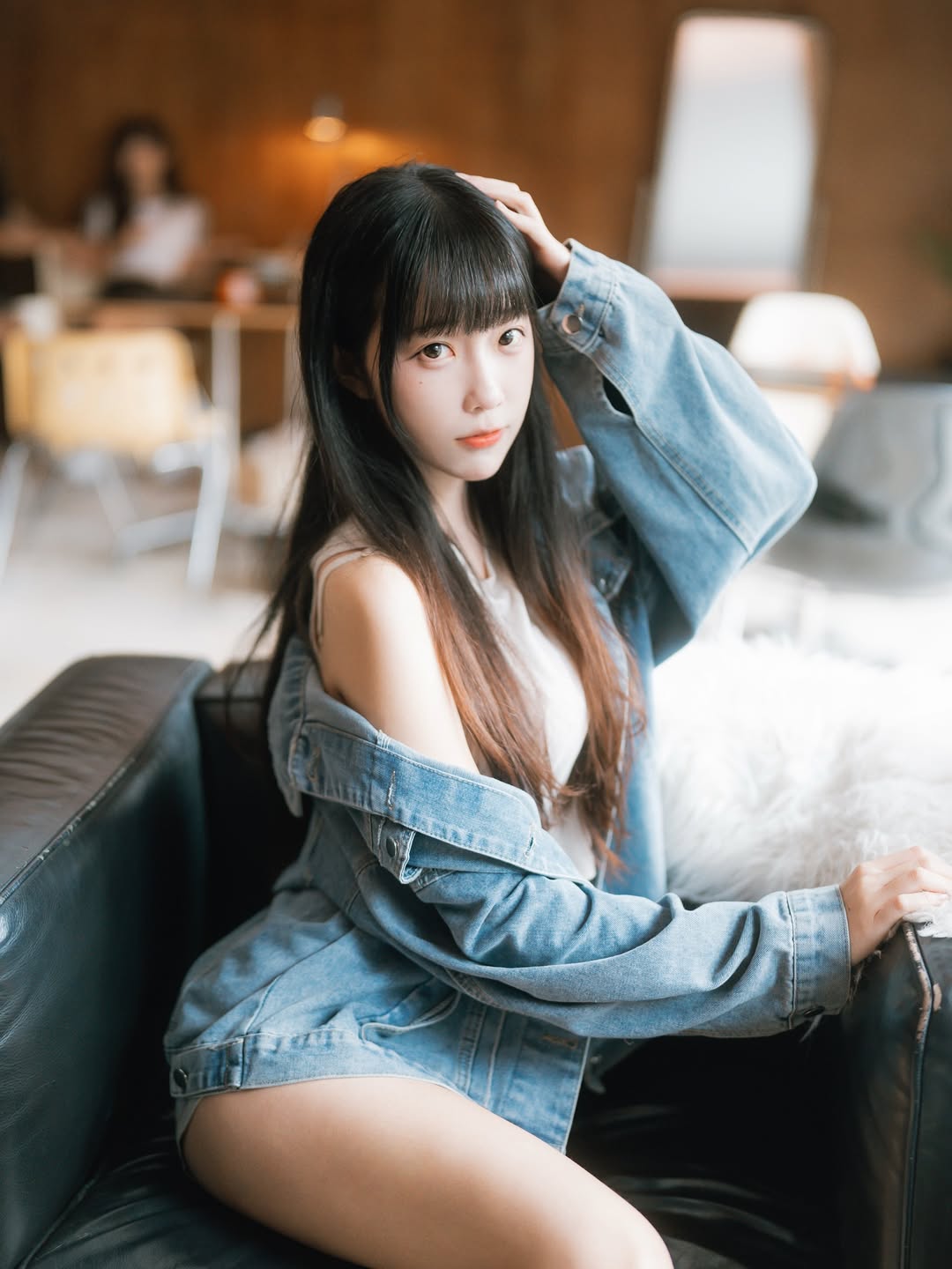 【正妹】小孟Naomi 牛仔外套搭牛仔短裤穿搭，一曲青春纯真与自信的赞歌！