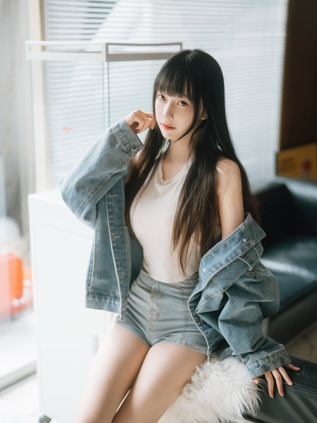 【正妹】小孟Naomi 牛仔外套搭牛仔短裤穿搭，一曲青春纯真与自信的赞歌！