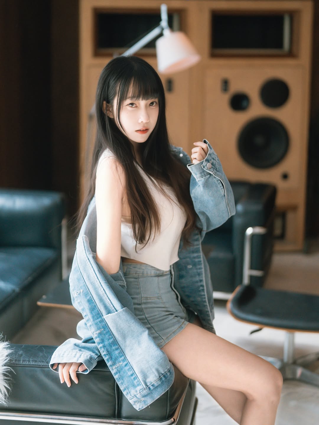 【正妹】小孟Naomi 牛仔外套搭牛仔短裤穿搭，一曲青春纯真与自信的赞歌！