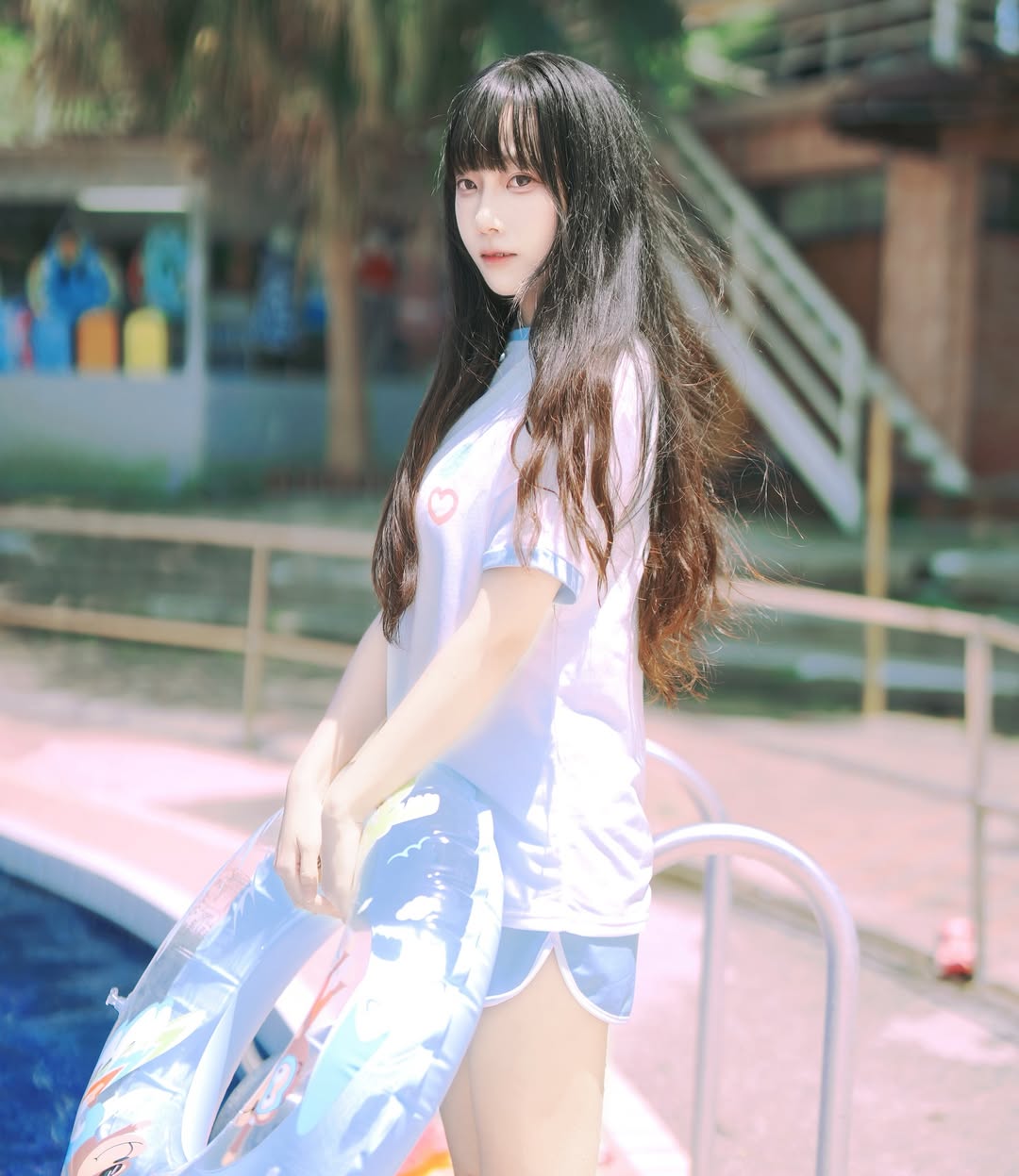 【正妹】小孟Naomi夏日泳池游泳美照，夏季既清爽又有力量！