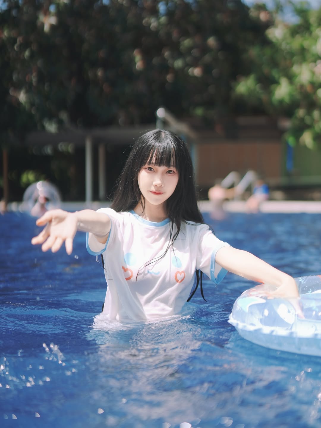 【正妹】小孟Naomi夏日泳池游泳美照，夏季既清爽又有力量！