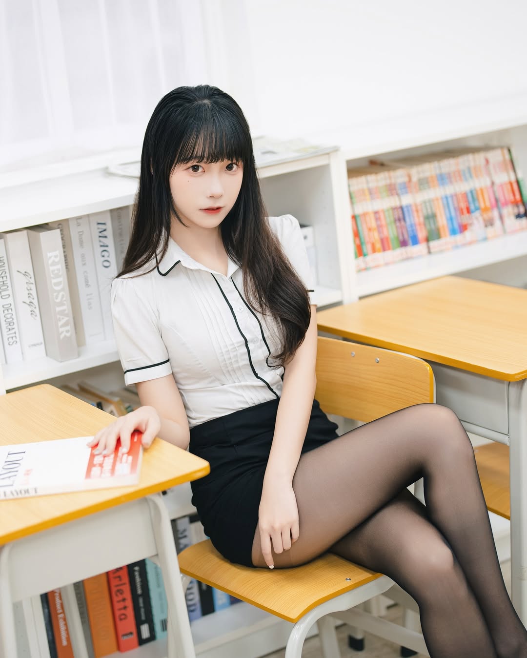 【正妹】小孟Naomi黑丝高跟鞋老师，简单的外表更打动人心！