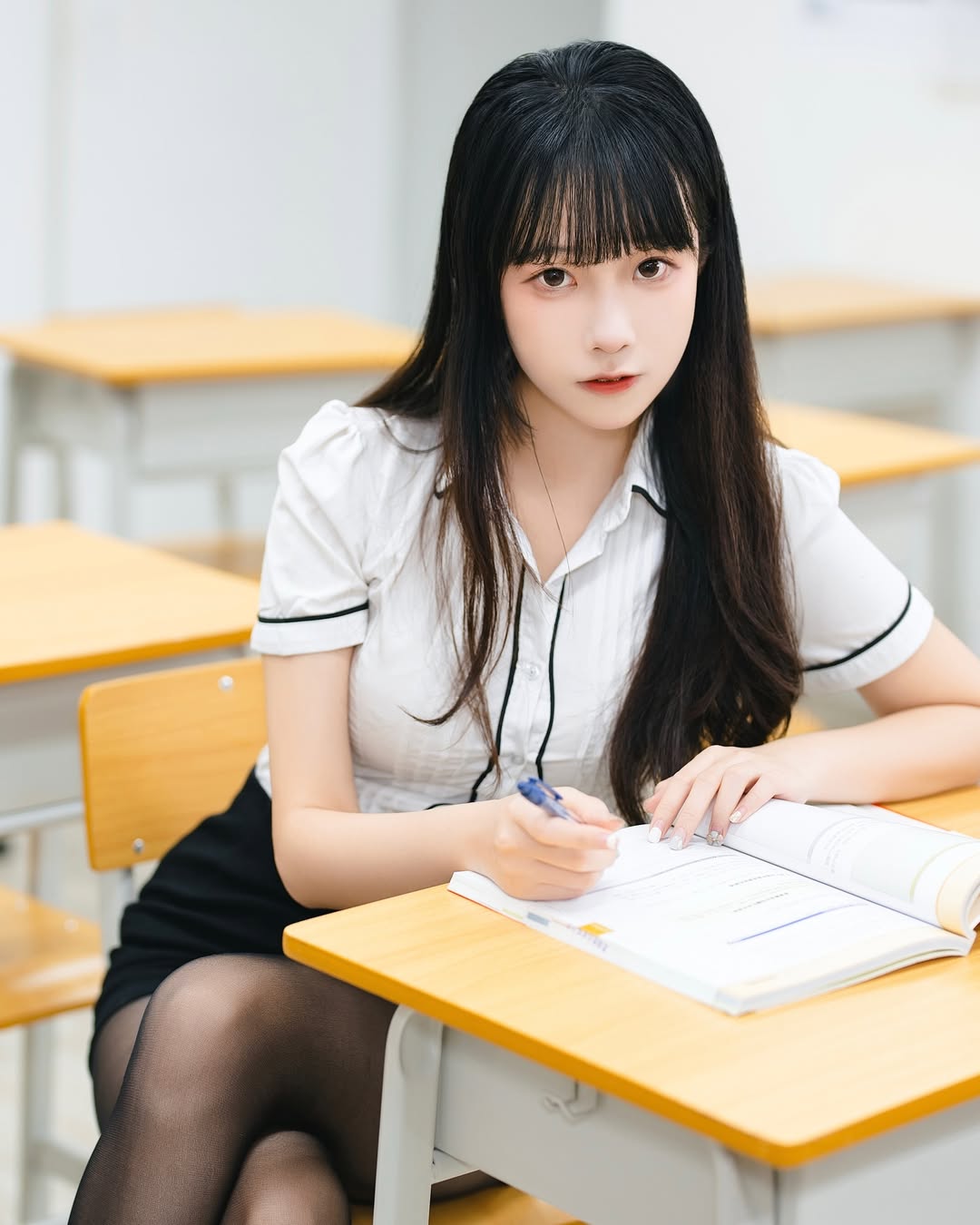 【正妹】小孟Naomi黑丝高跟鞋老师，简单的外表更打动人心！