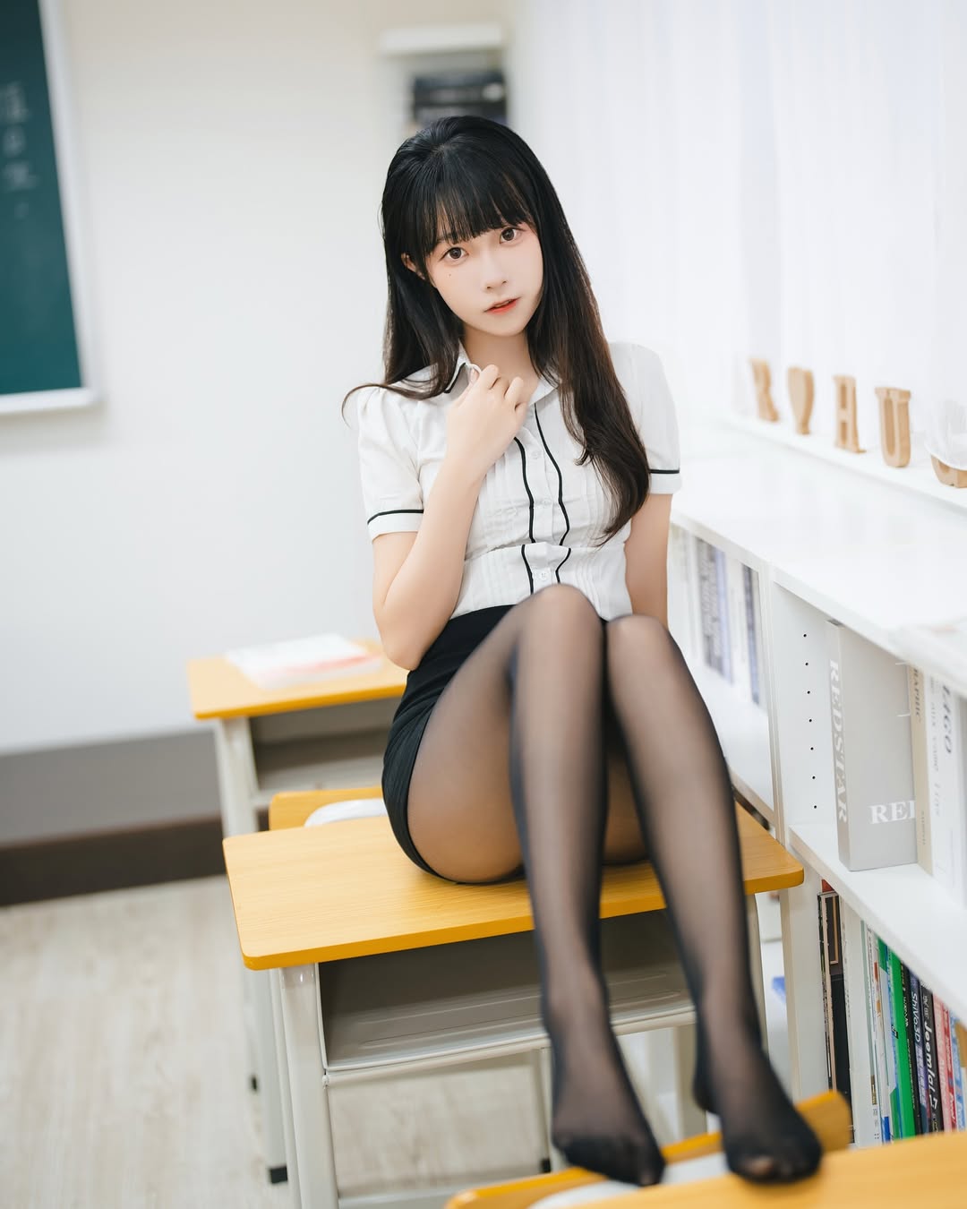 【正妹】小孟Naomi黑丝高跟鞋老师，简单的外表更打动人心！