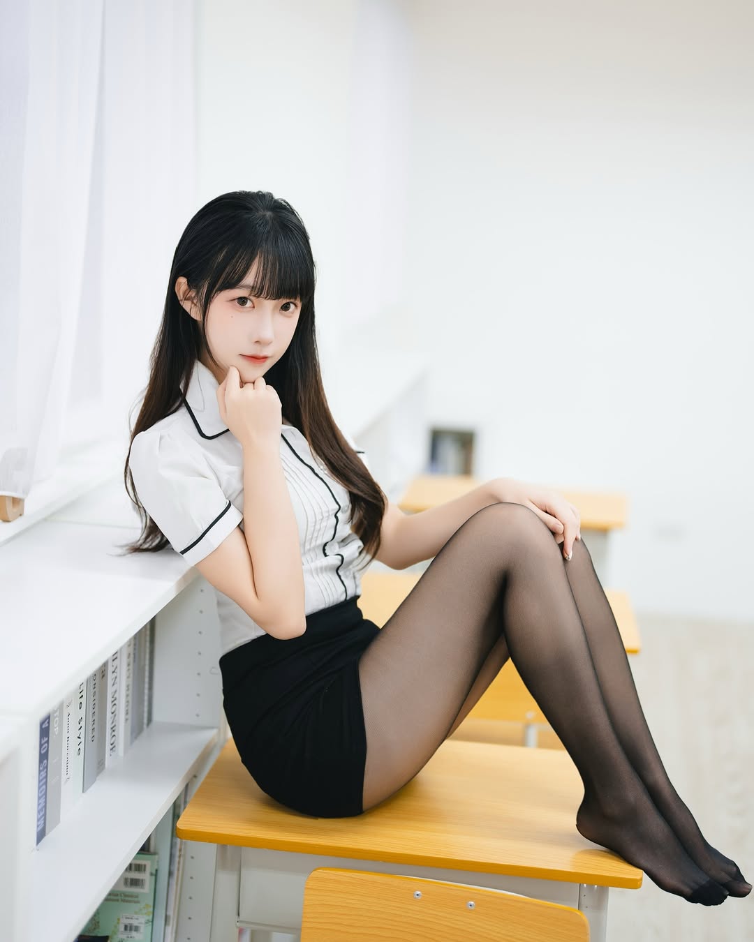 【正妹】小孟Naomi黑丝高跟鞋老师，简单的外表更打动人心！