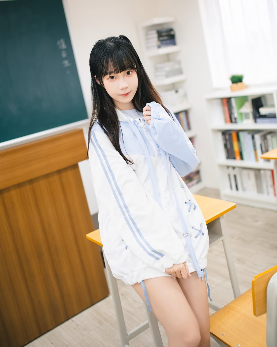 【正妹】小孟Naomi上课的学妹打扮，可爱与俏皮与融合在一起！