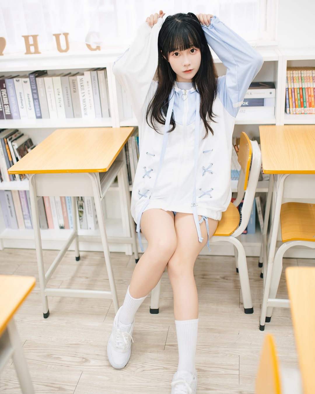 【正妹】小孟Naomi上课的学妹打扮，可爱与俏皮与融合在一起！