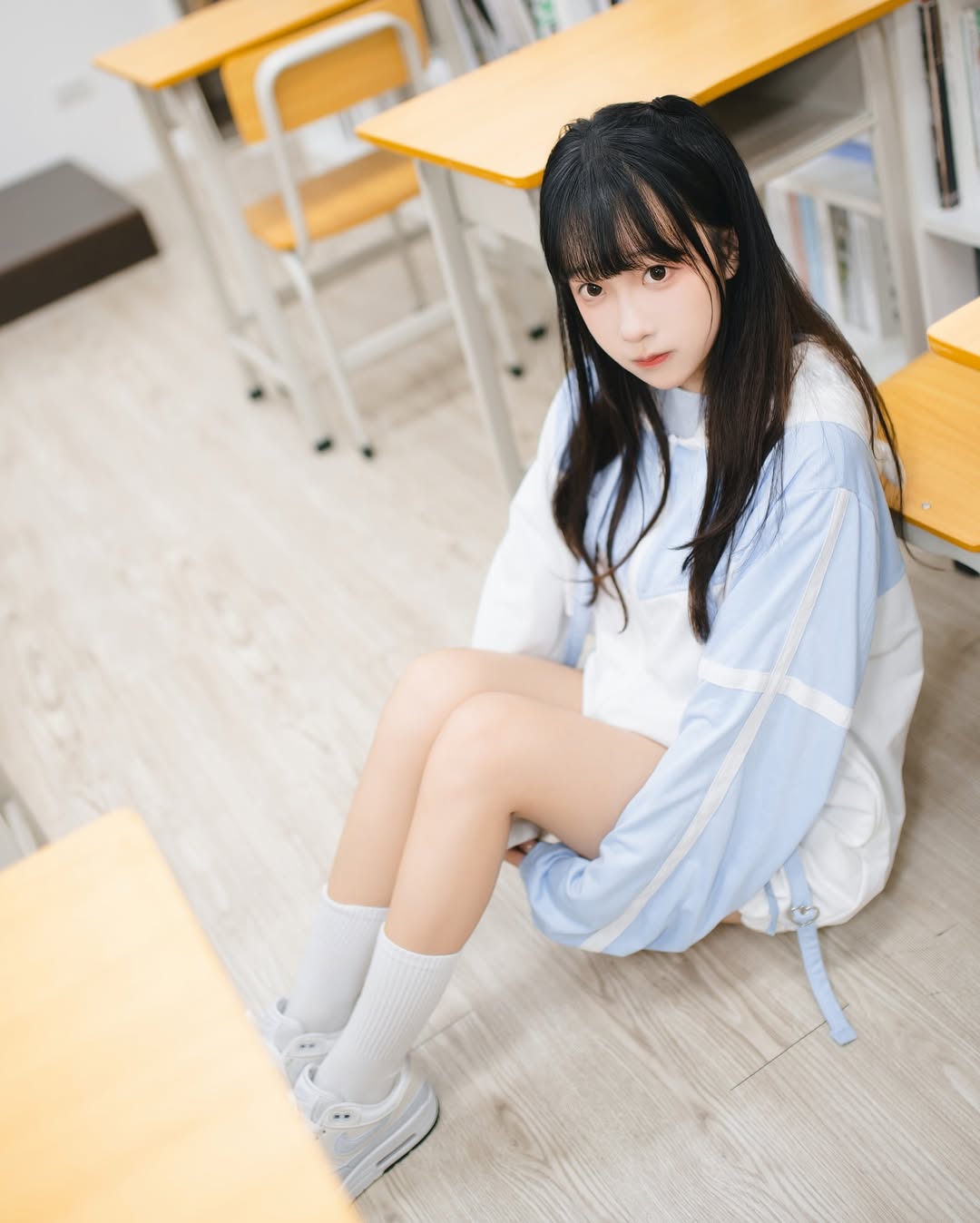 【正妹】小孟Naomi上课的学妹打扮，可爱与俏皮与融合在一起！