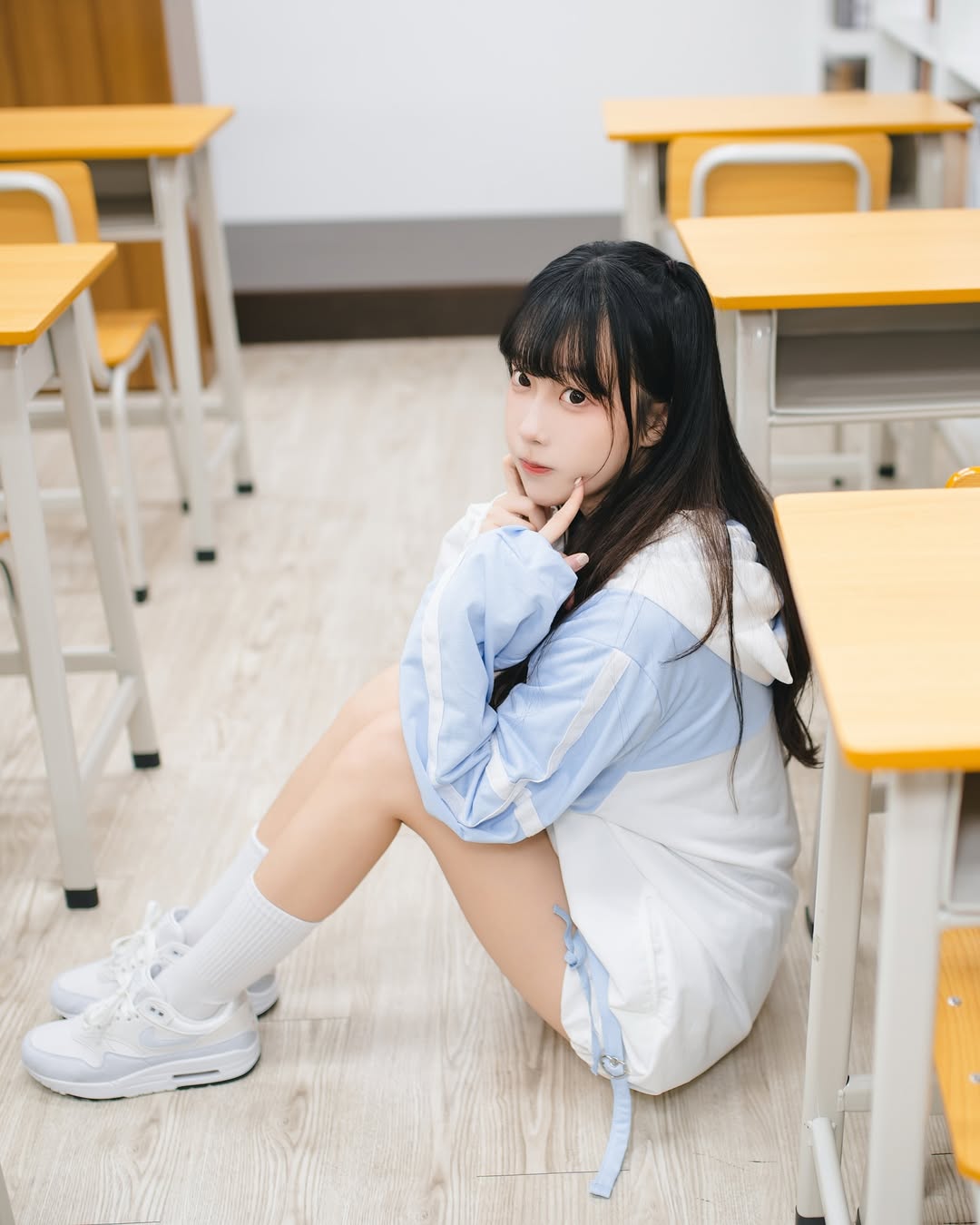 【正妹】小孟Naomi上课的学妹打扮，可爱与俏皮与融合在一起！