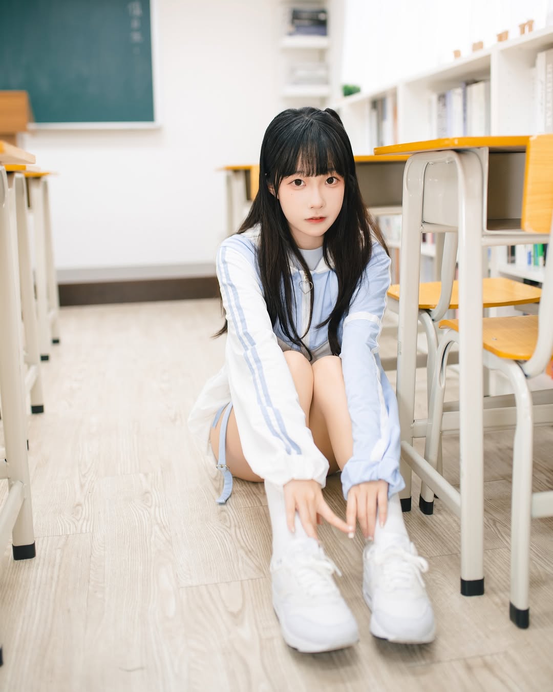 【正妹】小孟Naomi上课的学妹打扮，可爱与俏皮与融合在一起！