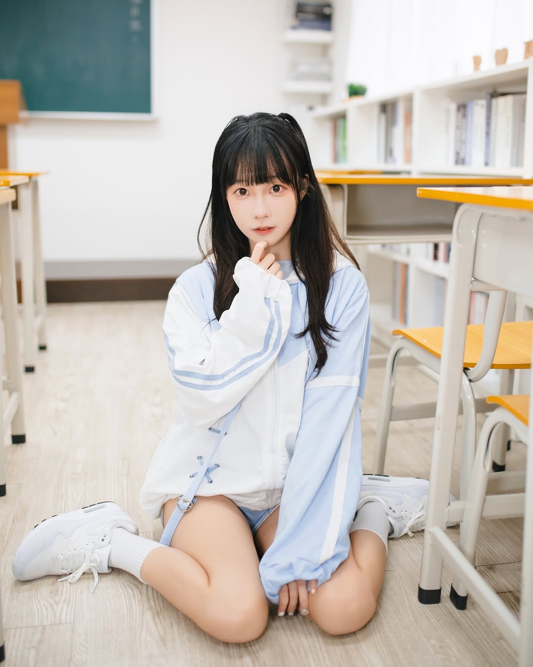 【正妹】小孟Naomi上课的学妹打扮，可爱与俏皮与融合在一起！