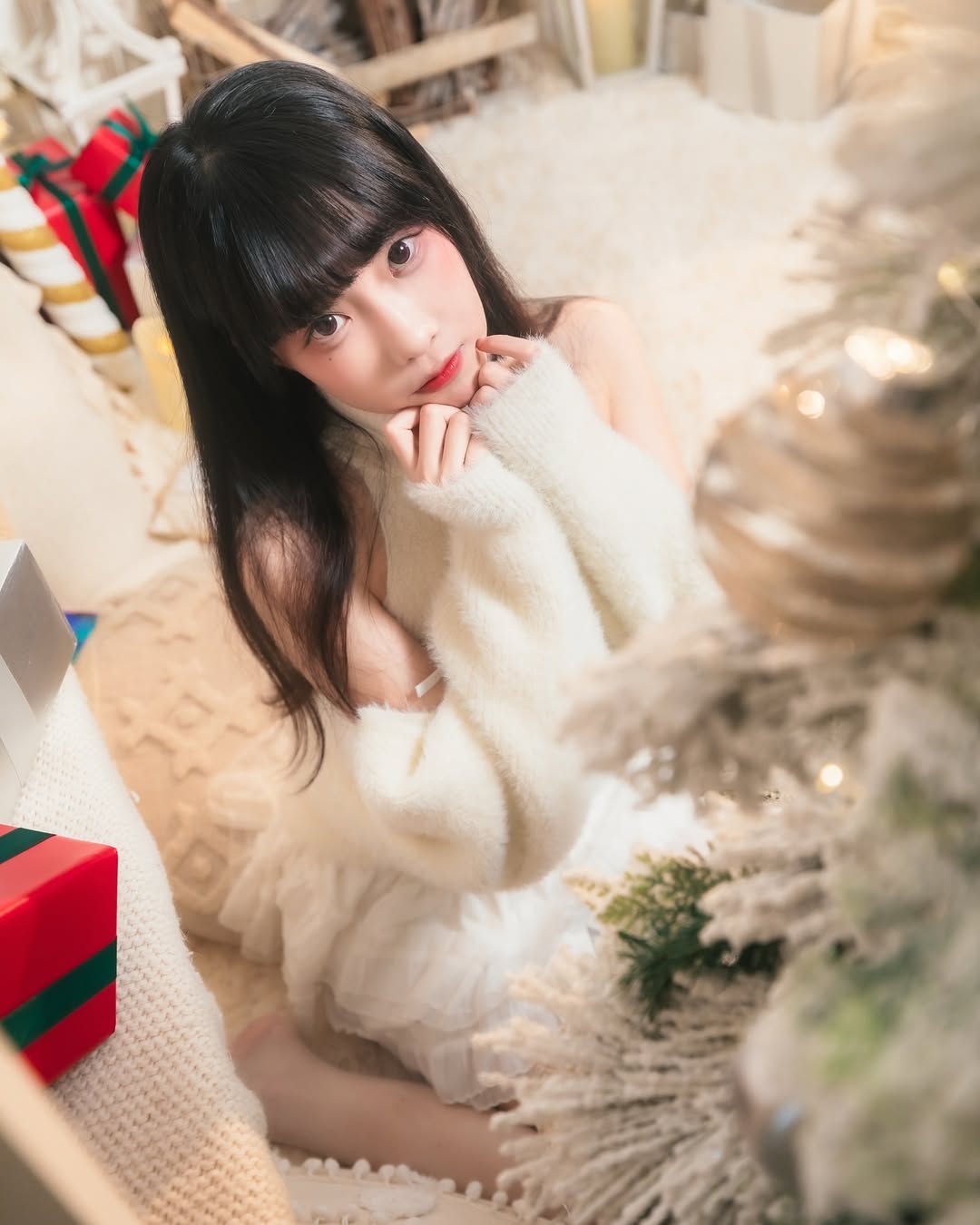 【正妹】小孟Naomi毛衣短裙圣诞节美照，冬天特別想抱抱呢！