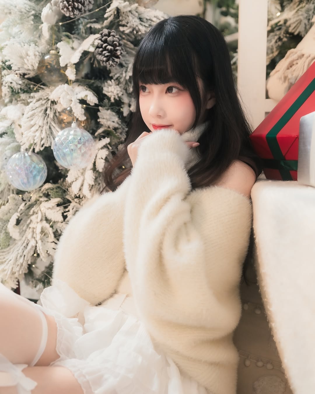 【正妹】小孟Naomi毛衣短裙圣诞节美照，冬天特別想抱抱呢！