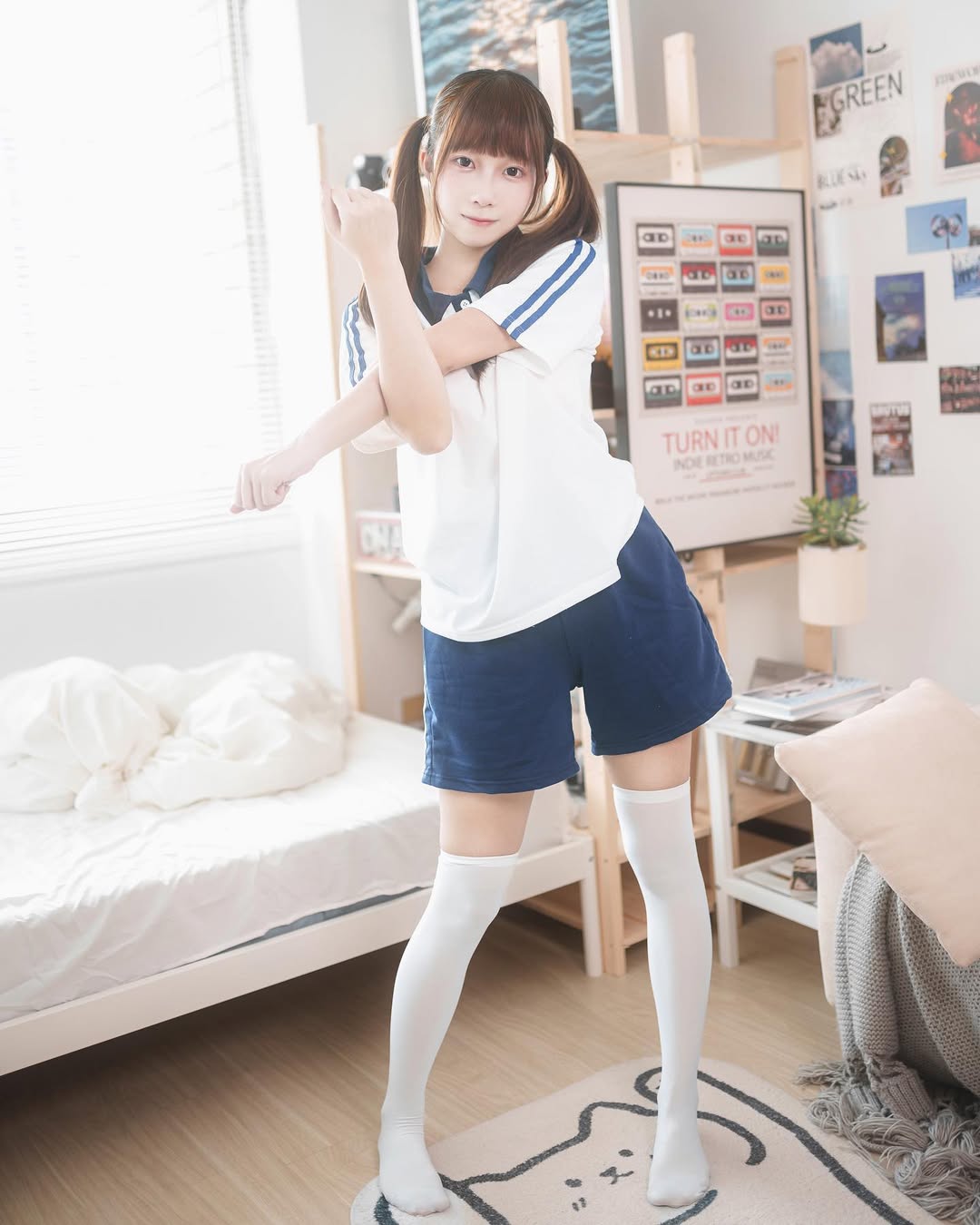 【正妹】小孟Naomi白丝日式体操服美照，笑意中可爱与惊艳之间！