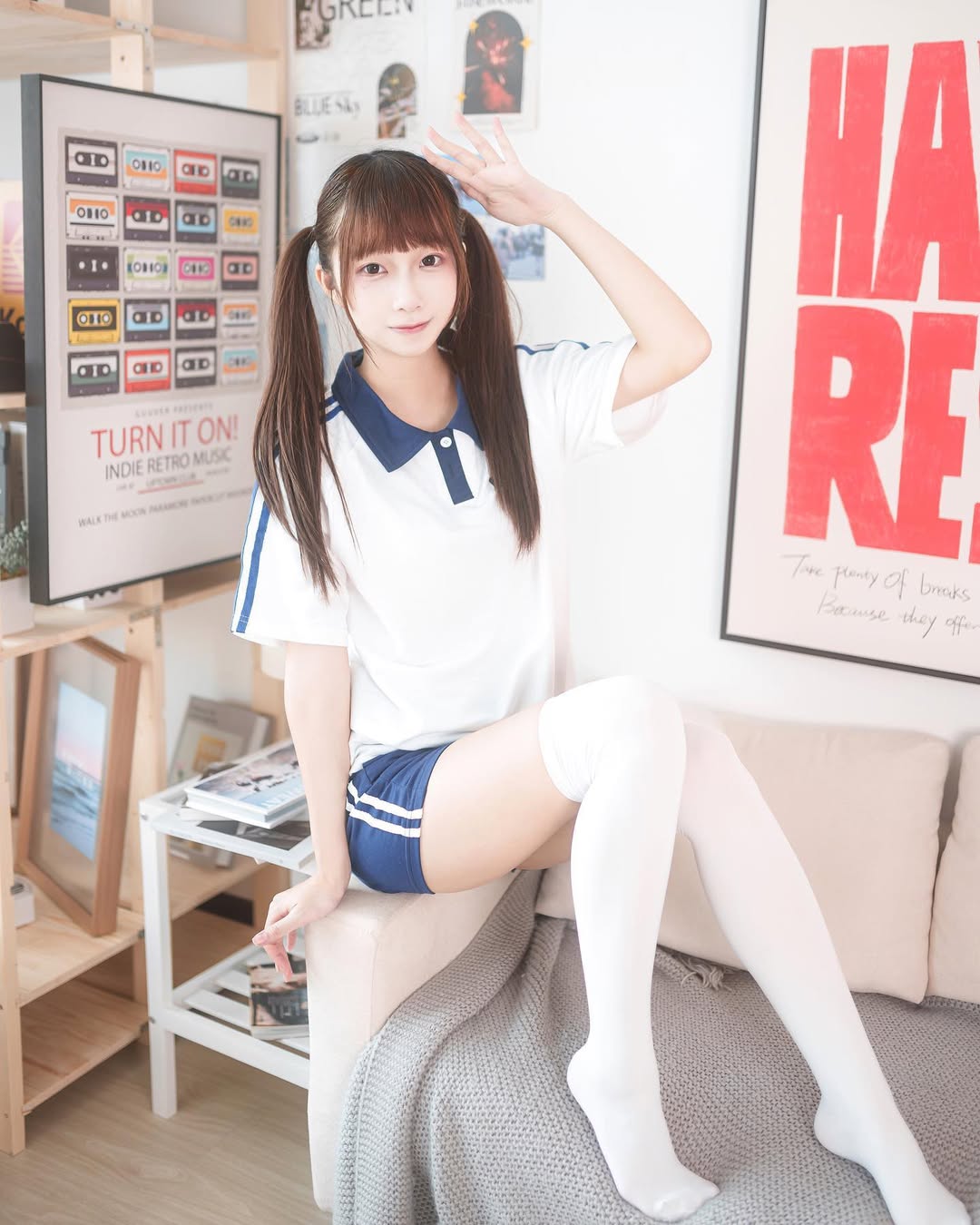 【正妹】小孟Naomi白丝日式体操服美照，笑意中可爱与惊艳之间！