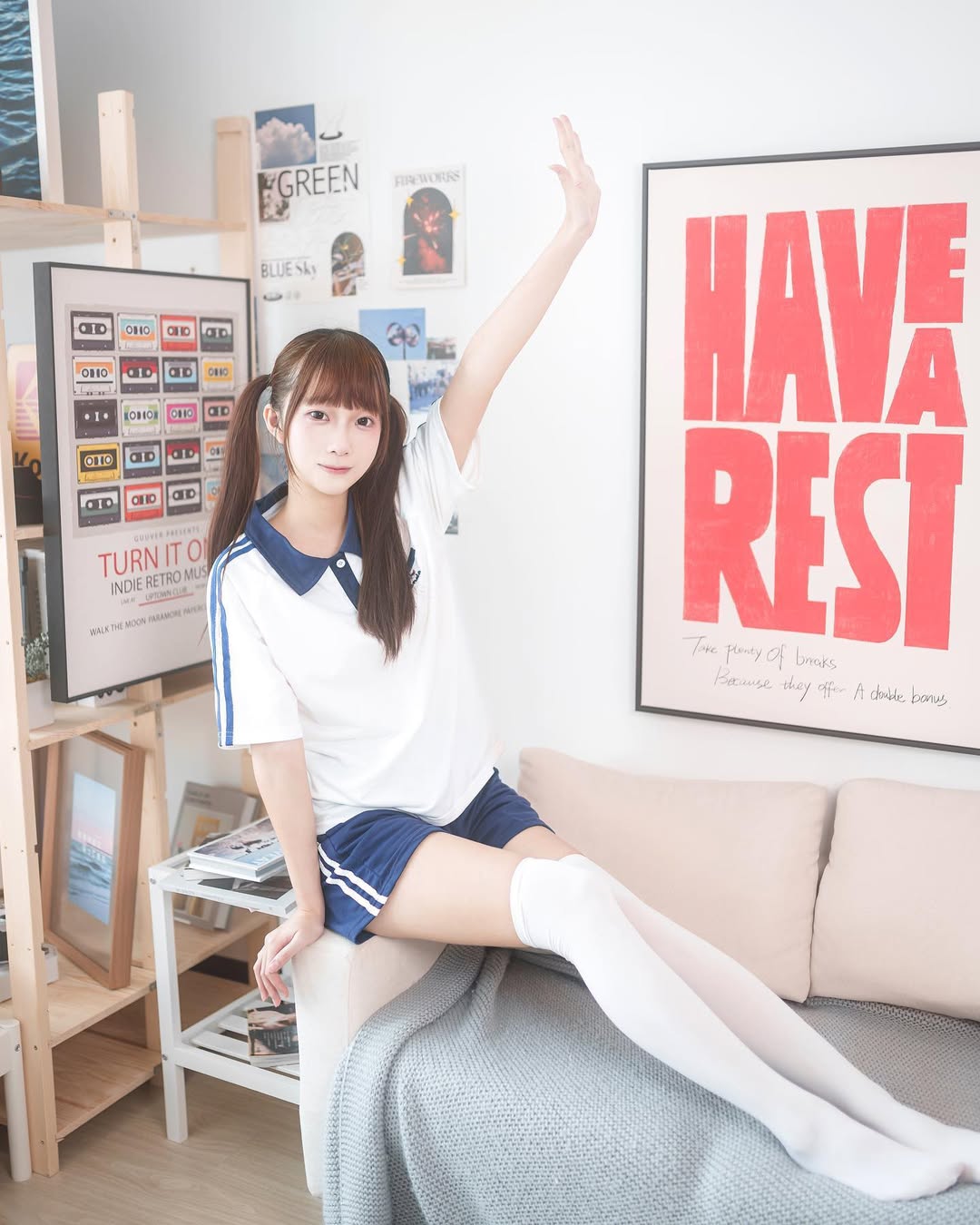 【正妹】小孟Naomi白丝日式体操服美照，笑意中可爱与惊艳之间！