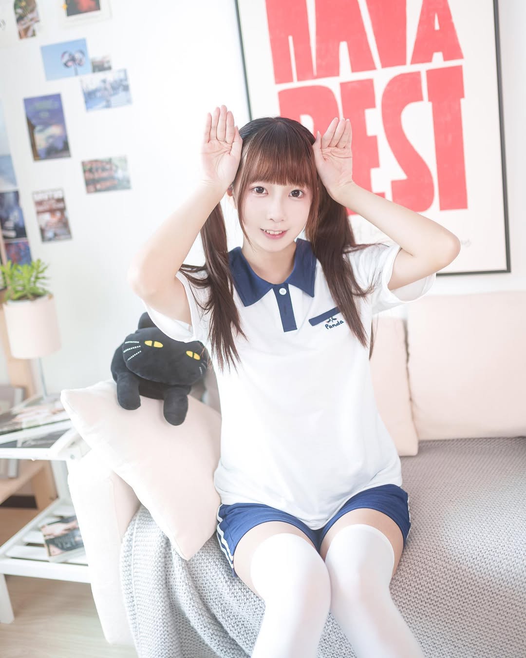 【正妹】小孟Naomi白丝日式体操服美照，笑意中可爱与惊艳之间！