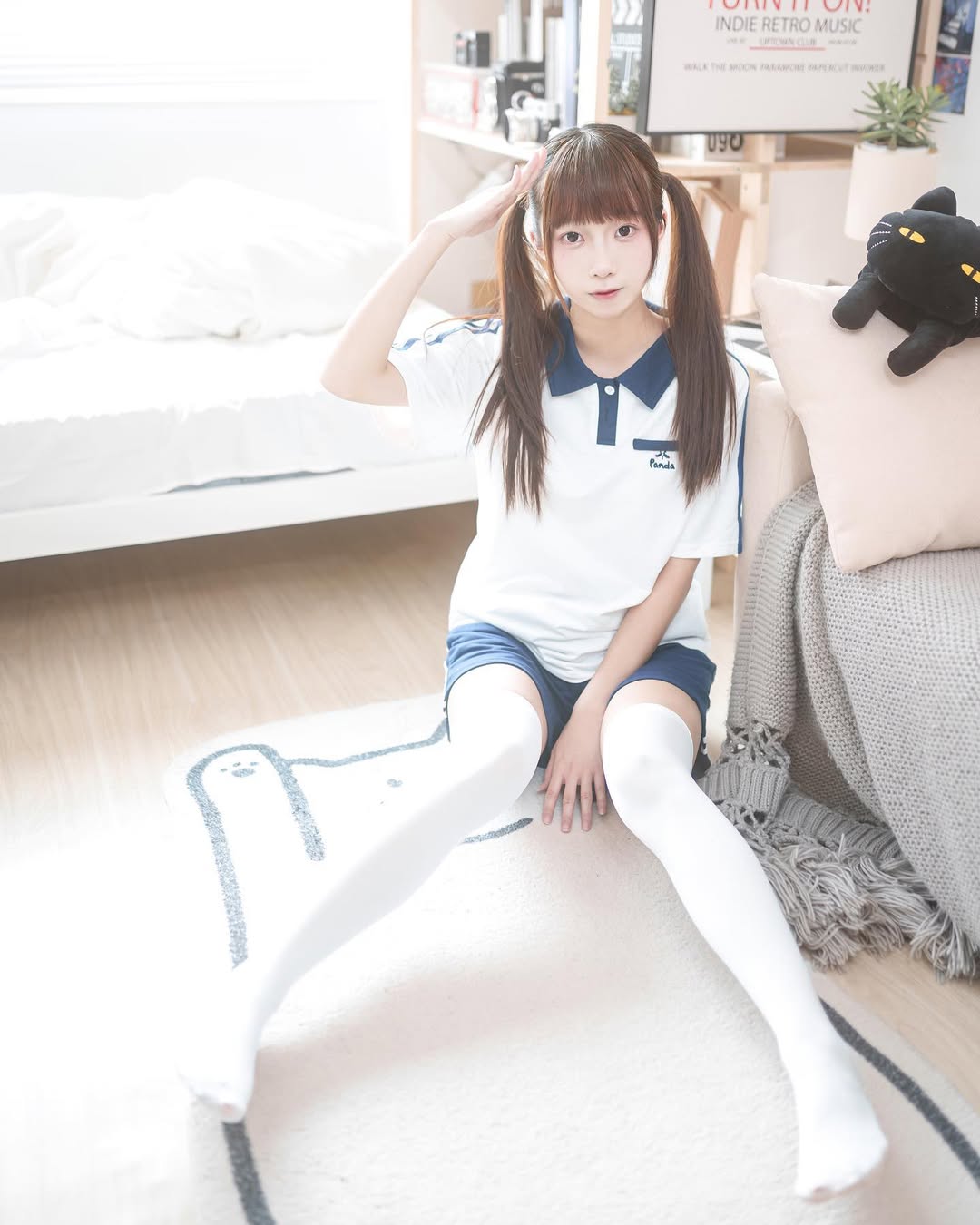 【正妹】小孟Naomi白丝日式体操服美照，笑意中可爱与惊艳之间！