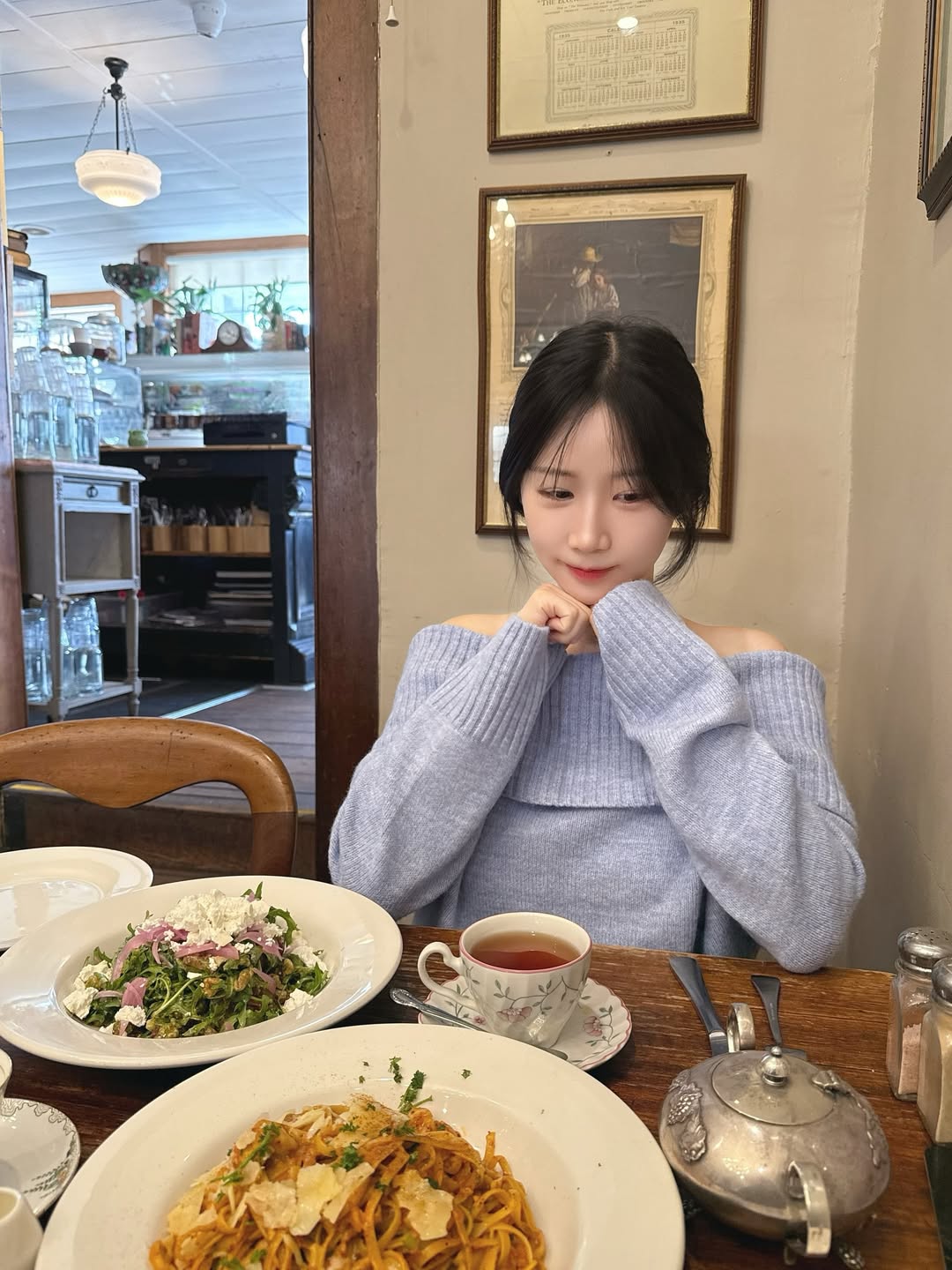 【正妹】Asuna 与袋鼠的微笑瞬间，阳光下的邂逅！