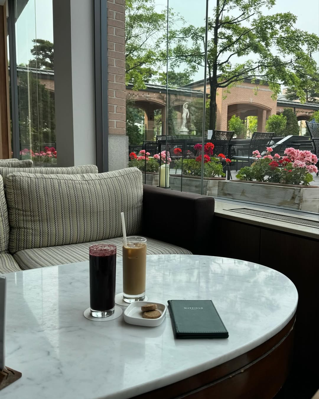 【正妹】Asuna咖啡店打卡美照，对镜头的温柔致意！