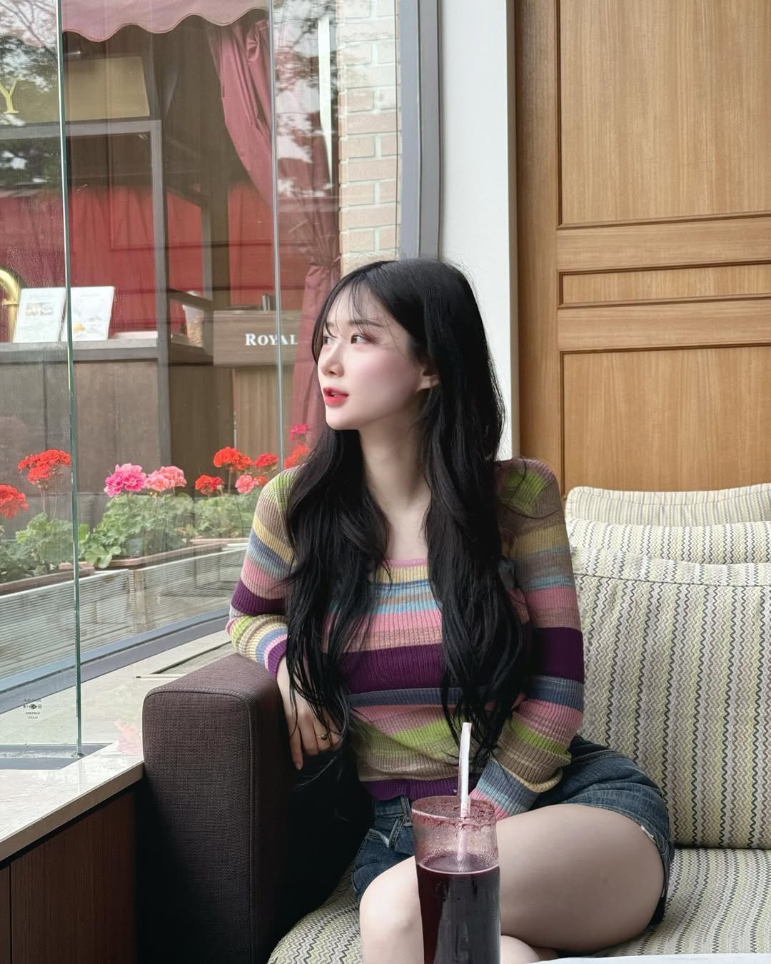 【正妹】Asuna咖啡店打卡美照，对镜头的温柔致意！