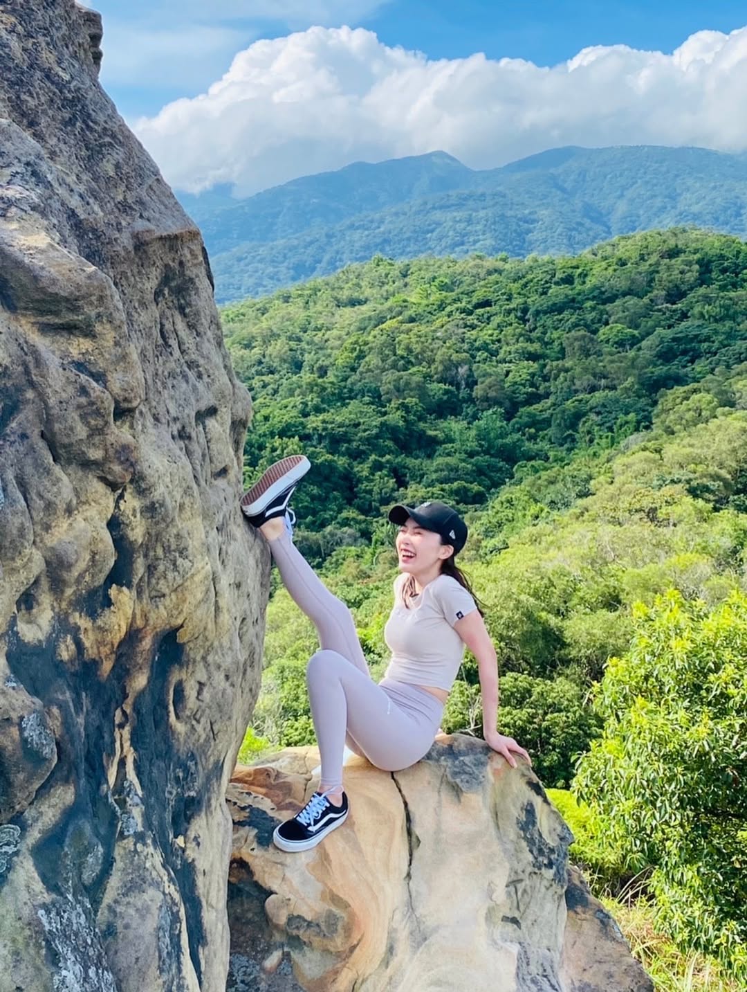 【正妹】莉雅Lia瑜伽裤登山美照，让那些最自然的瞬间得以呈现！