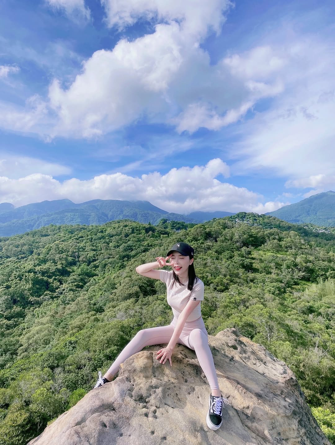 【正妹】莉雅Lia瑜伽裤登山美照，让那些最自然的瞬间得以呈现！