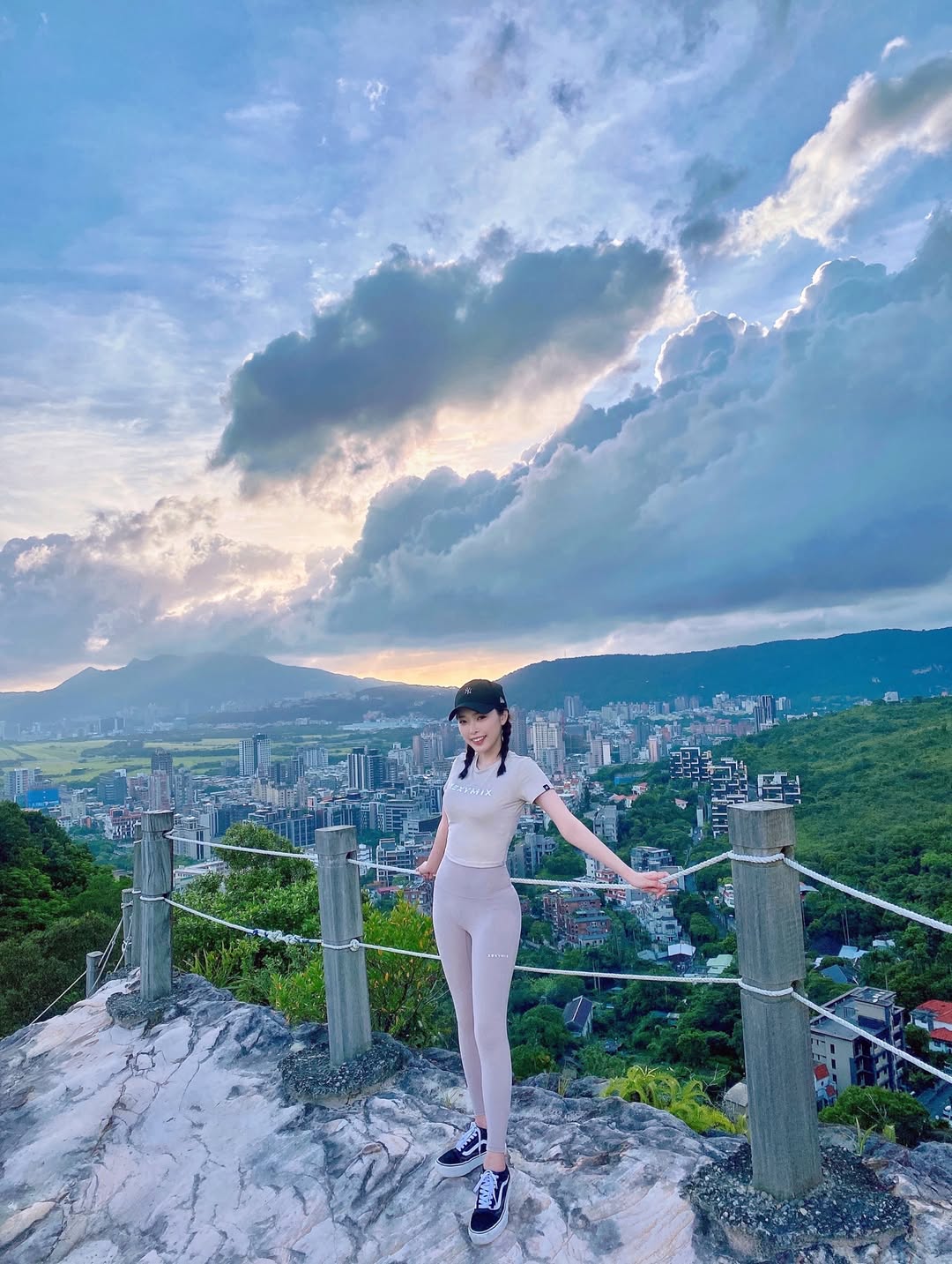 【正妹】莉雅Lia瑜伽裤登山美照，让那些最自然的瞬间得以呈现！