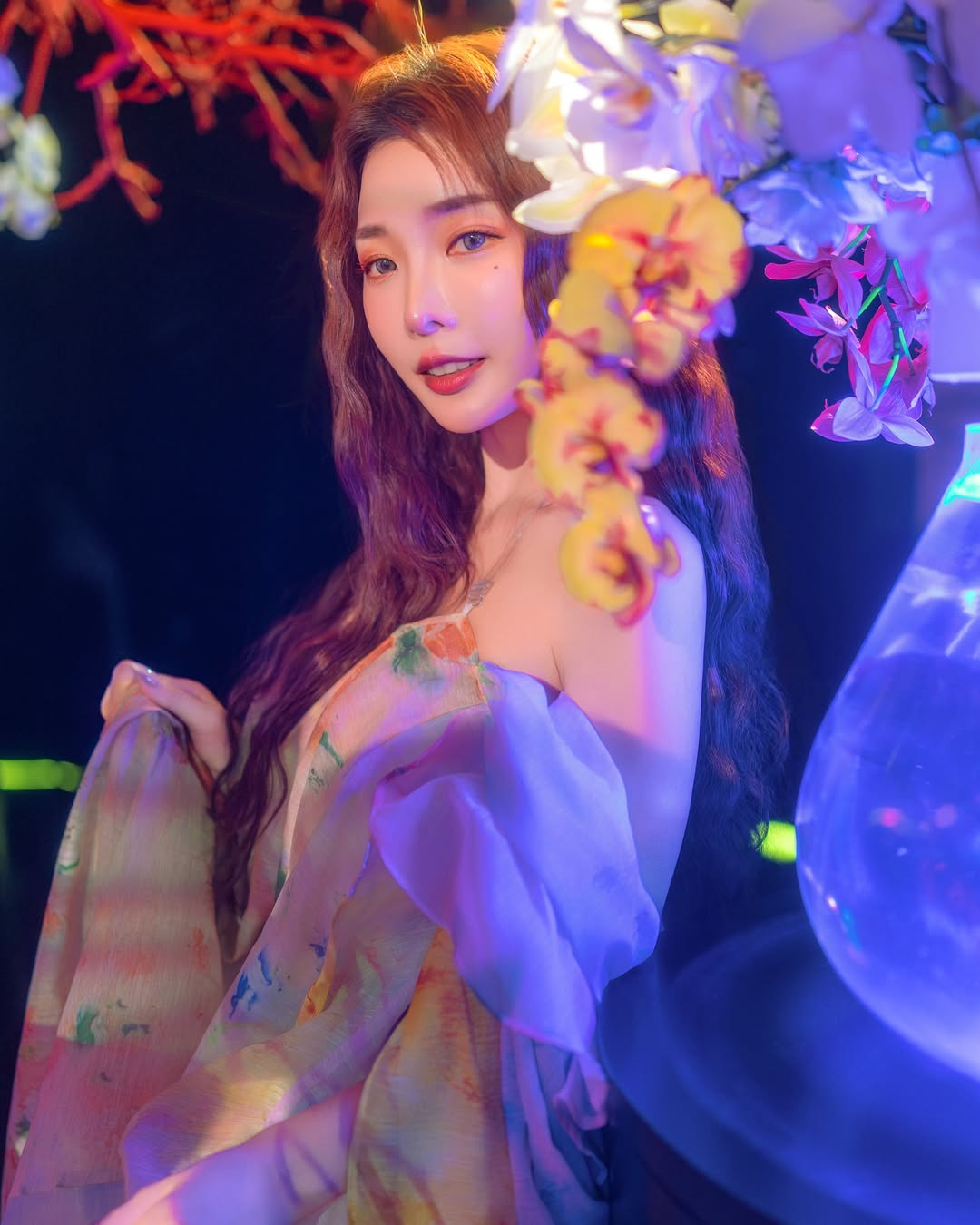 【正妹】莉雅Lia金鱼艺术展美照，画面的层次感有张力！