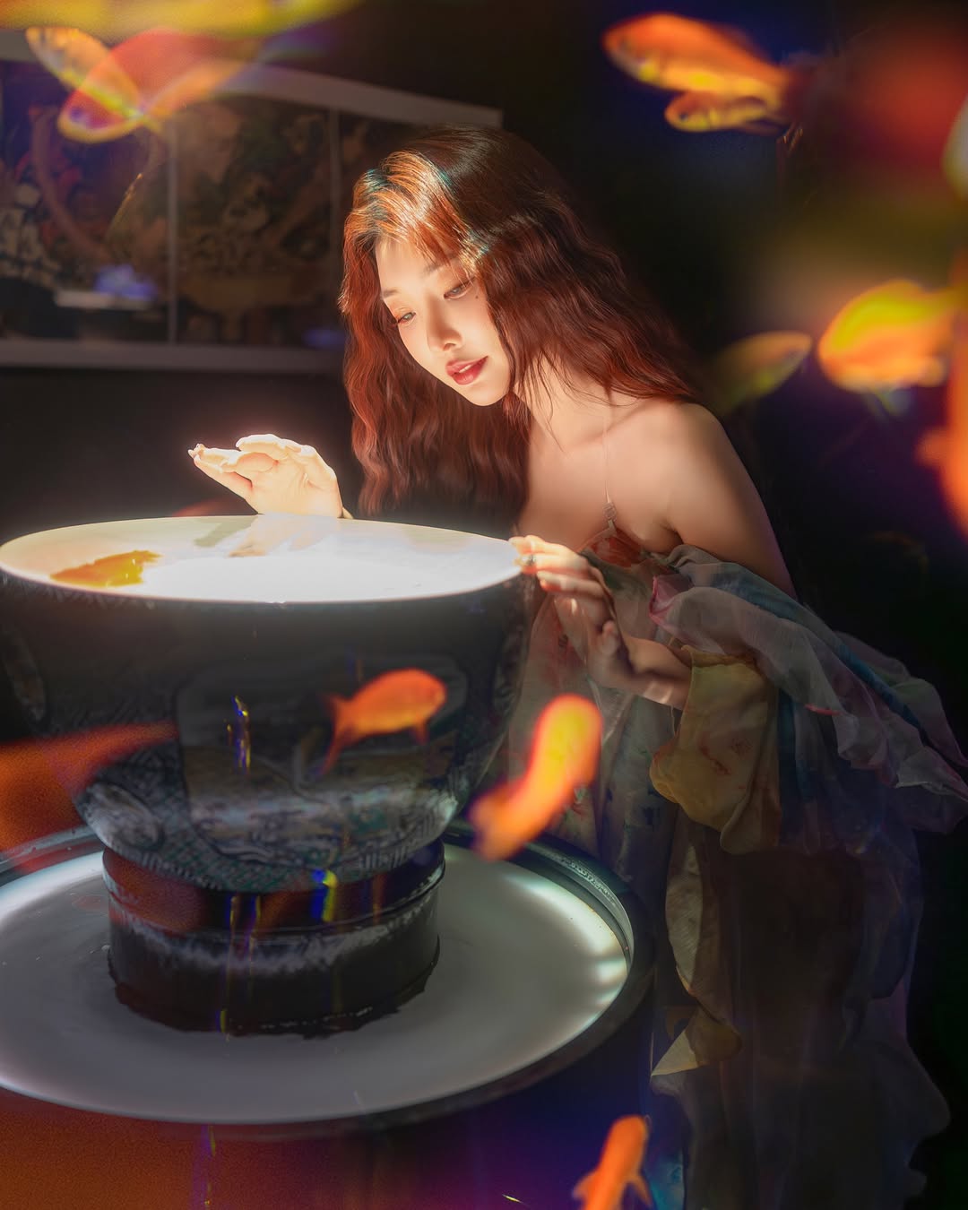 【正妹】莉雅Lia金鱼艺术展美照，画面的层次感有张力！